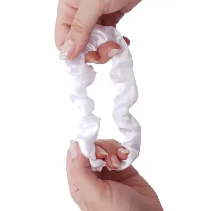 Soulta Scrunchie de Satén Blanco — frontal