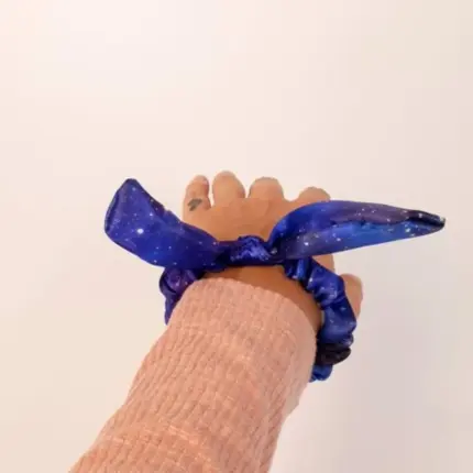 Soulta Scrunchie Azul Marino con Lazo — frontal