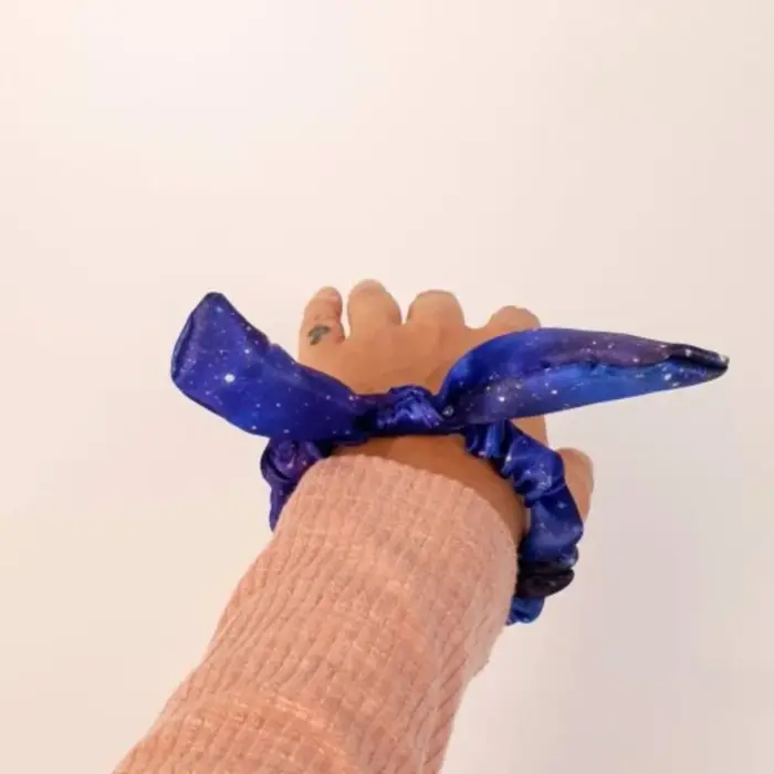 Soulta Scrunchie Azul Marino con Lazo — frontal