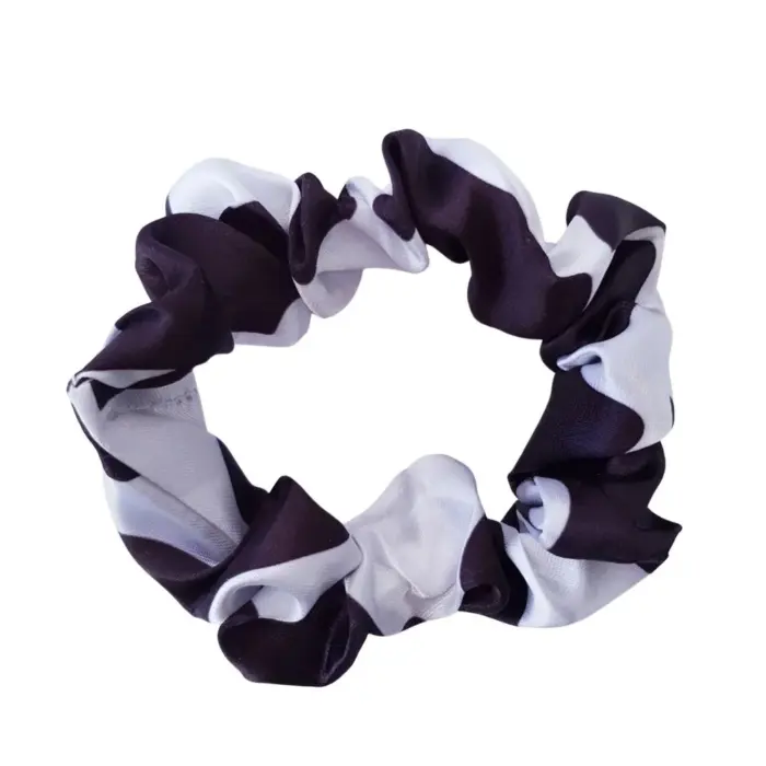Soulta Scrunchie de Satén Patrón Vaca — frontal