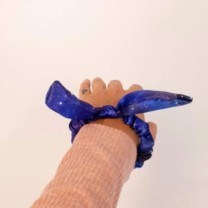 Soulta Scrunchie de Galaxia con Lazo — frontal