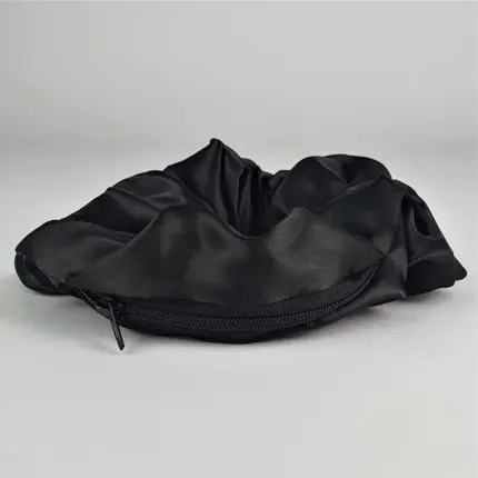 Soulta Scrunchie Secret de Satén Negro — frontal