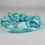Soulta Scrunchie Secret de Satén Aguamarina — frontal