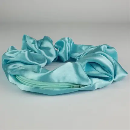 Soulta Scrunchie Secret de Satén Aguamarina — frontal