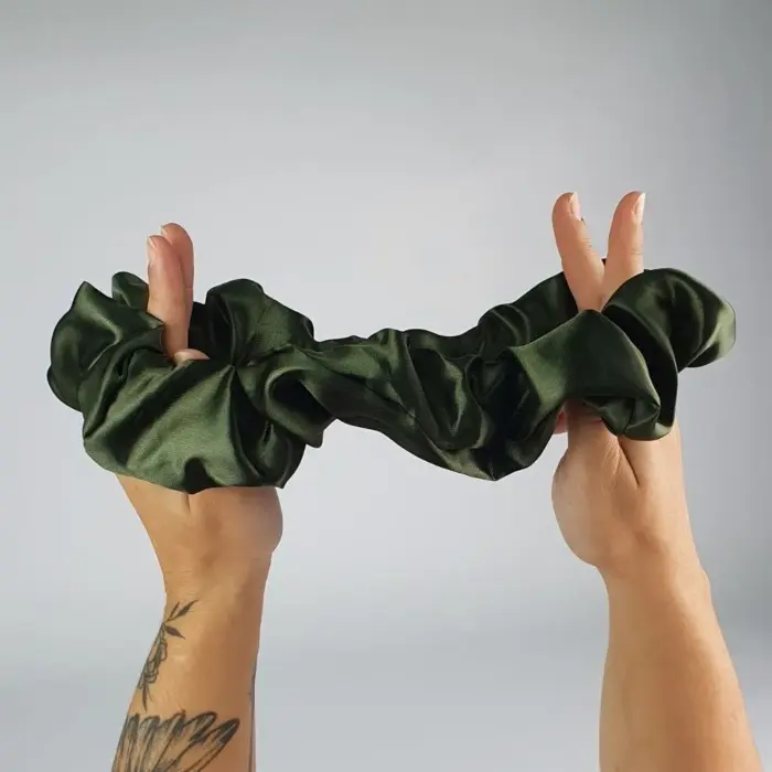 Soulta Scrunchie Secret de Satén Verde Oliva — frontal
