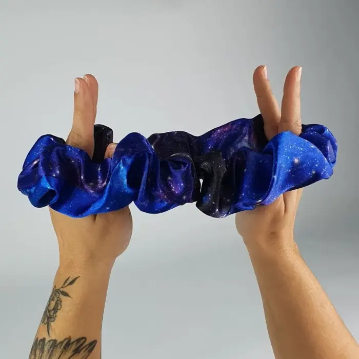 Soulta Scrunchie Secret de Satén Galaxia — frontal