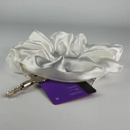 Soulta Scrunchie Secret de Satén Blanca — frontal