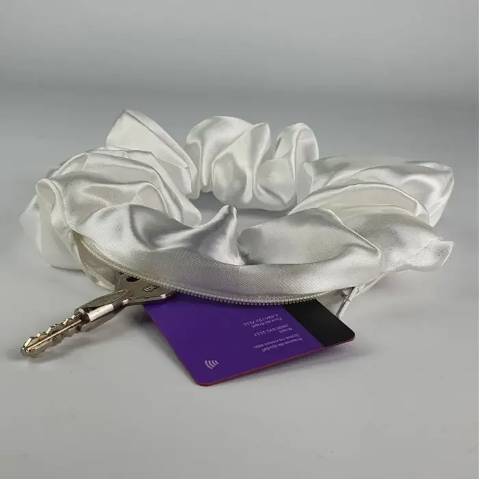 Soulta Scrunchie Secret de Satén Blanca — frontal
