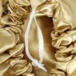Soulta Gorro de Satén Dorado — lateral