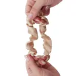 Soulta Scrunchie de Satén Oro — lateral