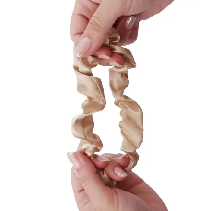 Soulta Scrunchie de Satén Oro — lateral
