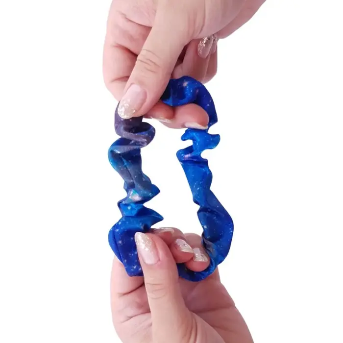 Soulta Scrunchie de Satén Galaxia — lateral