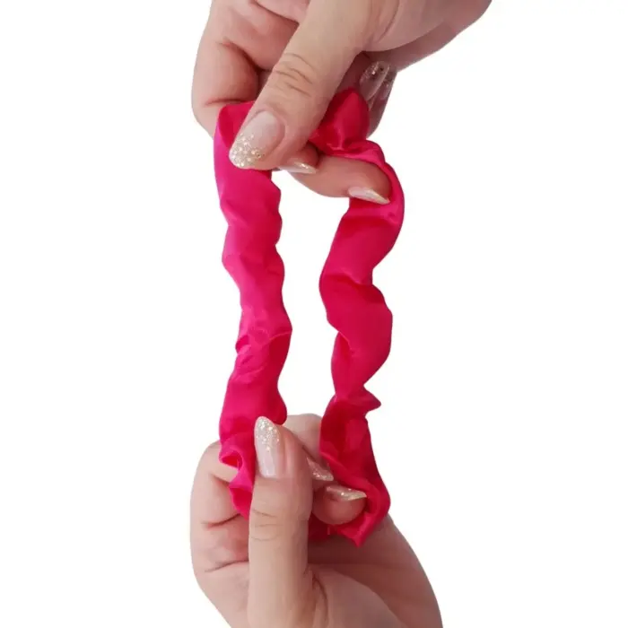 Soulta Scrunchie de Satén Fucsia — lateral