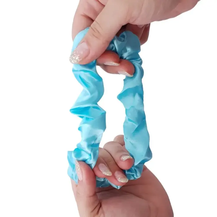 Soulta Scrunchie de Satén Aguamarina — lateral