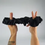 Soulta Scrunchie Secret de Satén Negro — lateral