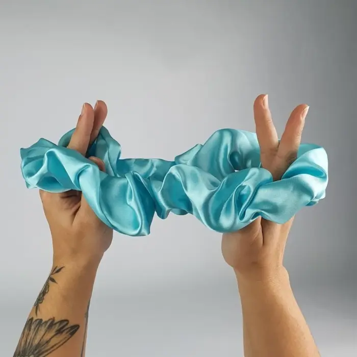 Soulta Scrunchie Secret de Satén Aguamarina — lateral