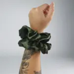 Soulta Scrunchie Secret de Satén Verde Oliva — lateral