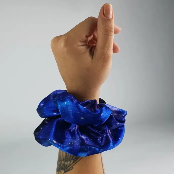 Soulta Scrunchie Secret de Satén Galaxia — lateral