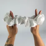 Soulta Scrunchie Secret de Satén Blanca — lateral