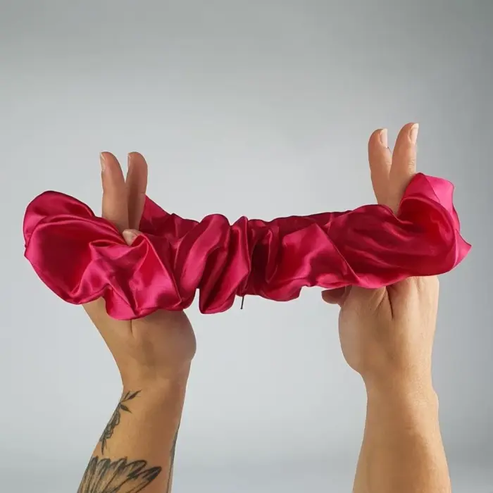 Soulta Scrunchie Secret de Satén Rosa — lateral