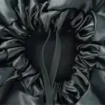 Soulta Gorro de Satén Negro — detalle