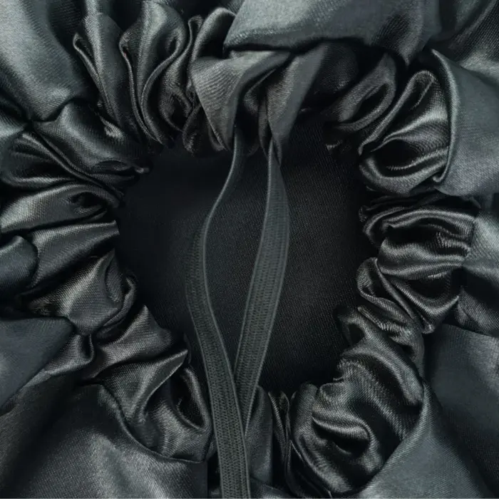Soulta Gorro de Satén Negro — detalle