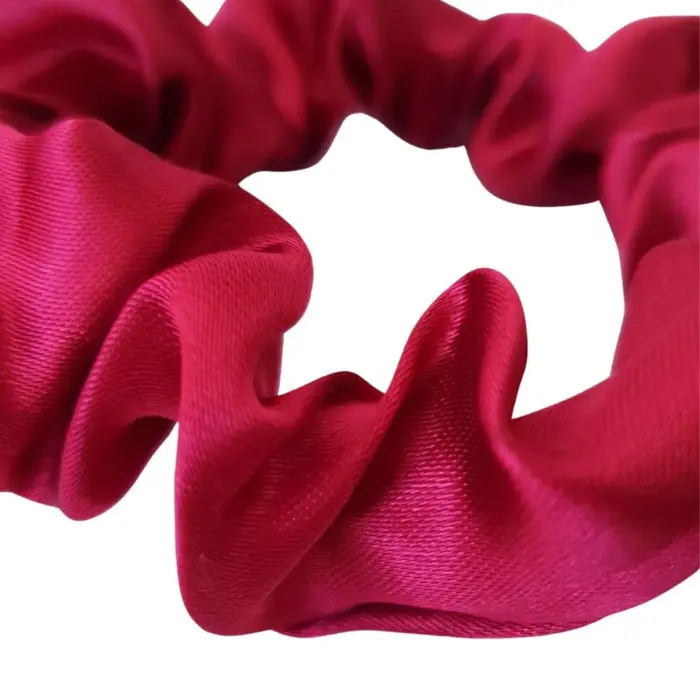 Soulta Scrunchie de Satén Burdeos — detalle