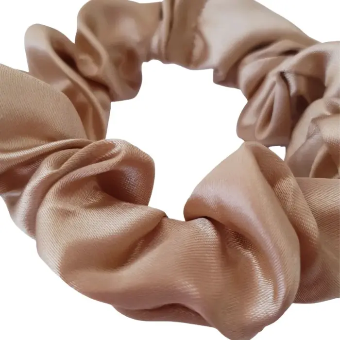 Soulta Scrunchie de Satén Oro — detalle
