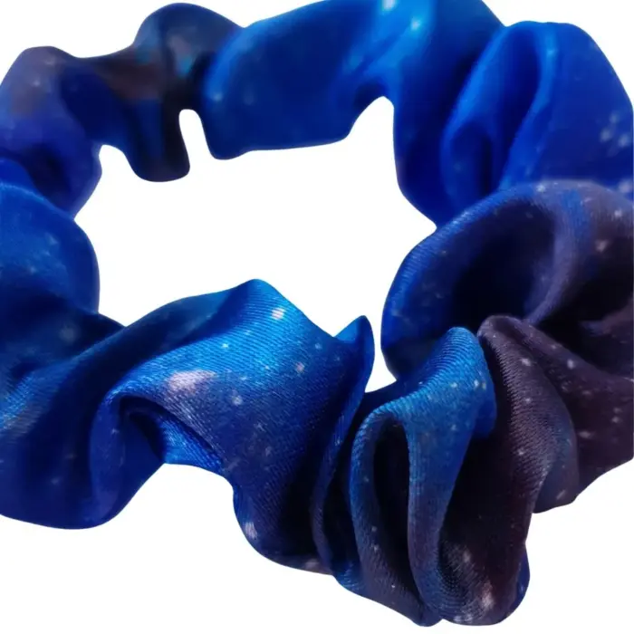 Soulta Scrunchie de Satén Galaxia — detalle