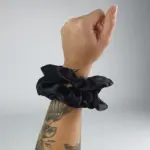 Soulta Scrunchie Secret de Satén Negro — detalle