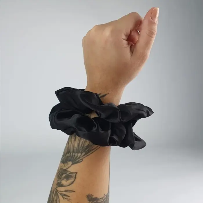 Soulta Scrunchie Secret de Satén Negro — detalle