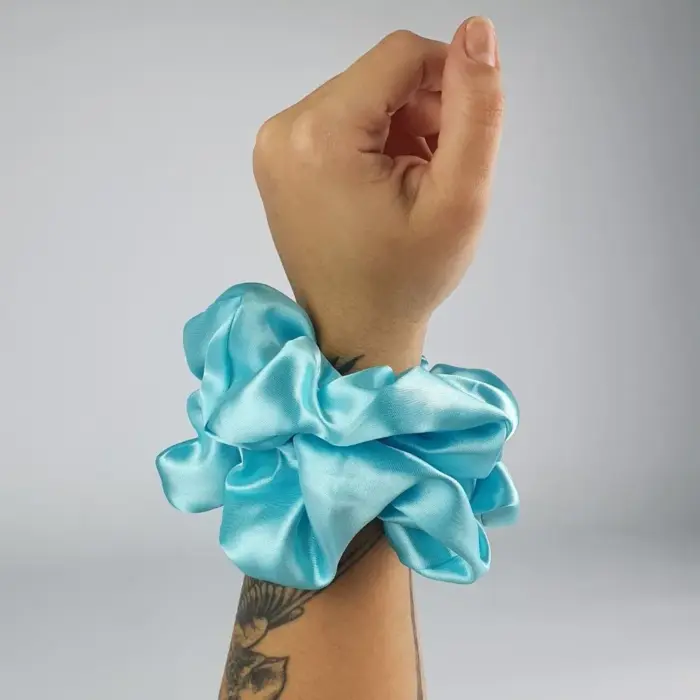 Soulta Scrunchie Secret de Satén Aguamarina — detalle