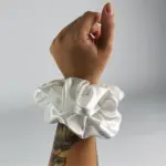 Soulta Scrunchie Secret de Satén Blanca — detalle