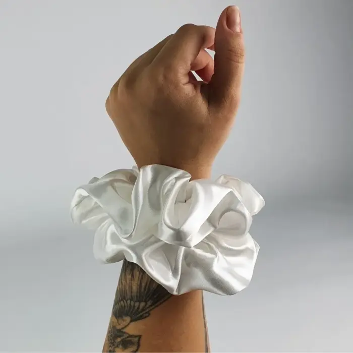 Soulta Scrunchie Secret de Satén Blanca — detalle