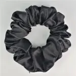 Soulta Scrunchie Secret de Satén Negro — textura